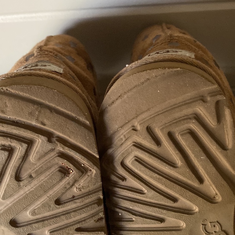 Rare Find – UGG Classic Short II Stars Boot 
Size 4 (Big Kid) | Color: Chestnut - Picture 11 of 15